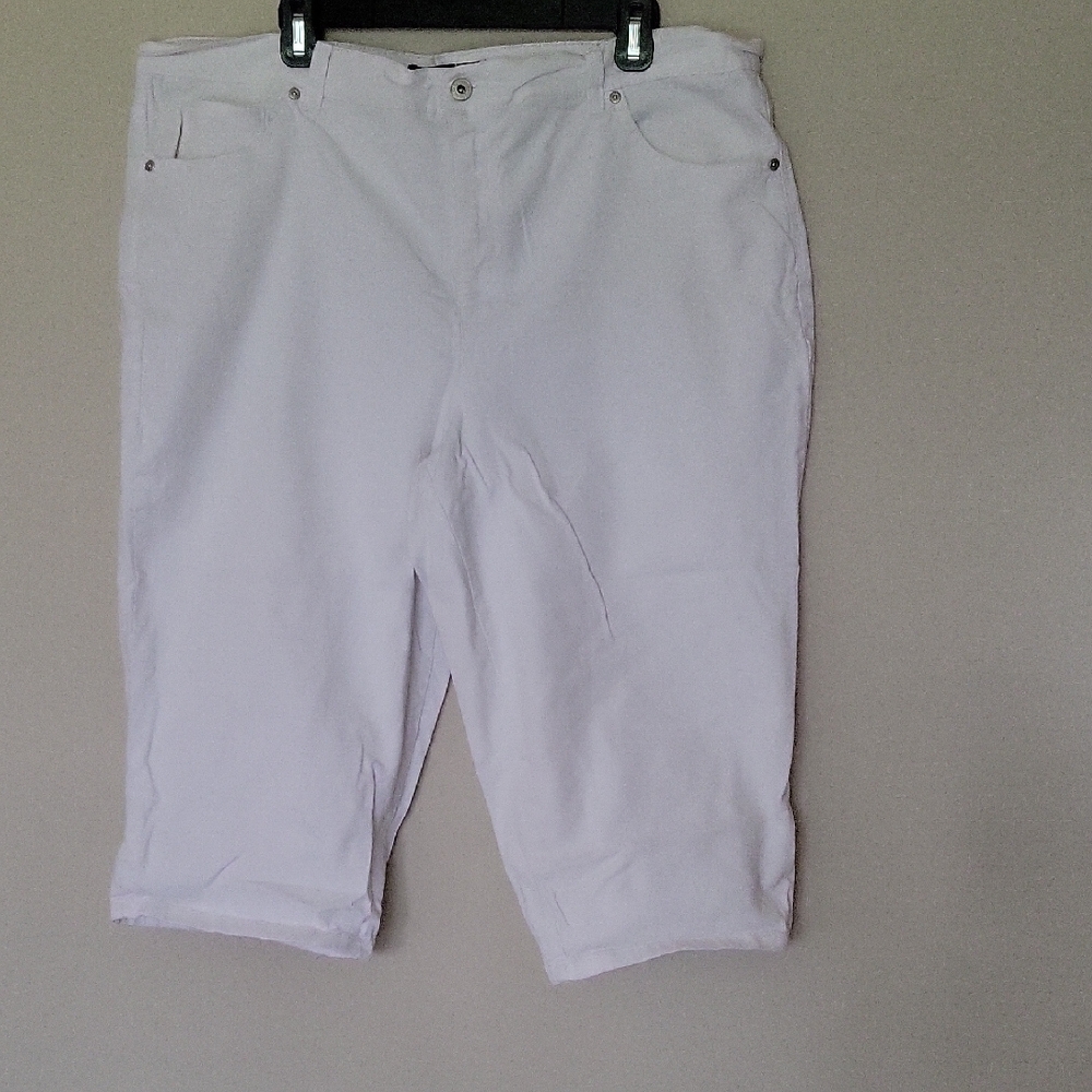 Gloria Vanderbilt White Flat Front Capri